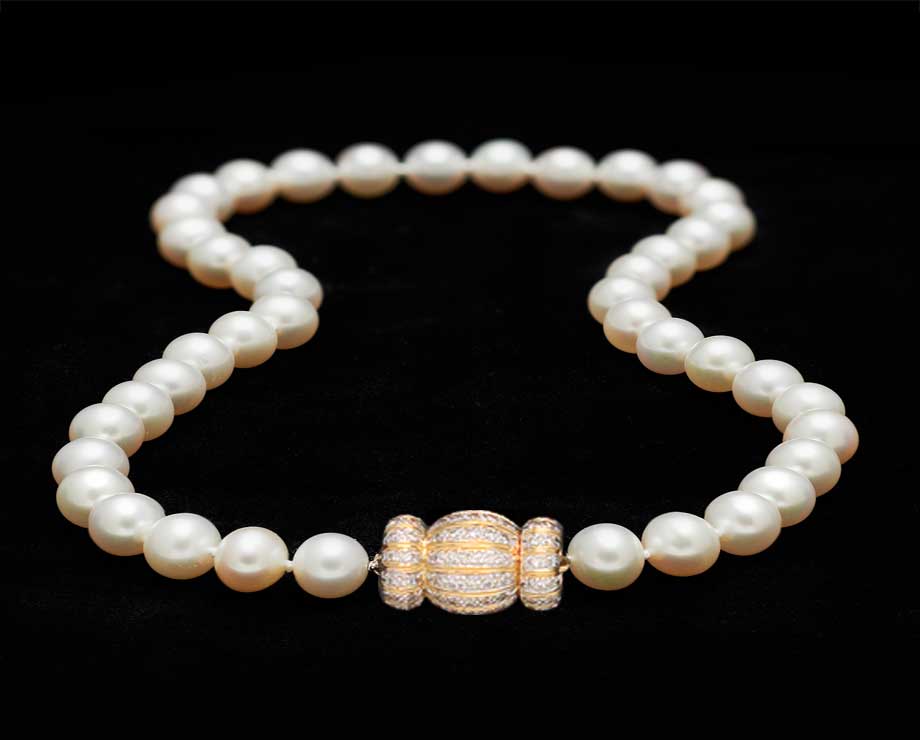 White pearl necklace with a 14ct gold T Bar clasp
