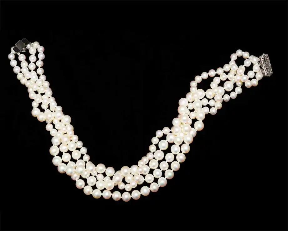 Relaxed Pearl Necklace 1 Relaxed Pearl Necklace